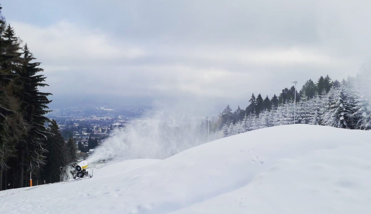 Skiareály začaly s výrobou sněhu. Na Ještědu zasněžovali, i když nová děla ještě nedorazila