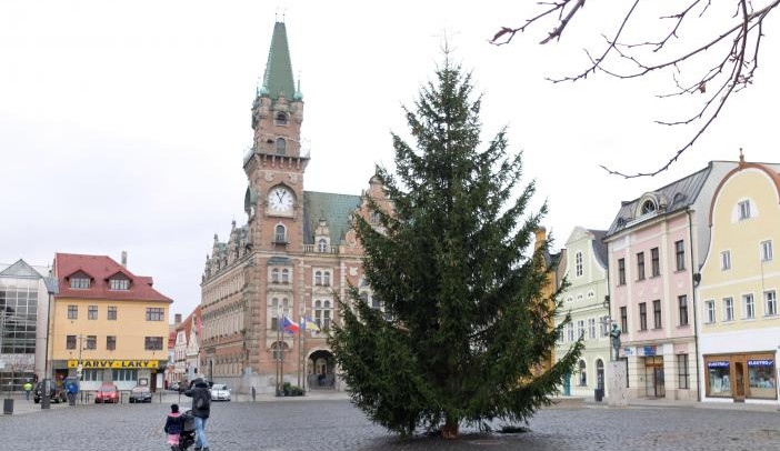 Ve Frýdlantu, Turnově i Jablonci stojí na náměstí vánoční stromy. Všechny jsou smrky