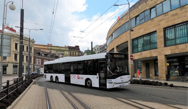 Veřejná doprava by se měla zlevňovat, zní kritika na zdražování jízdného. Jde o zachování dostupnosti dopravy, brání se kraj