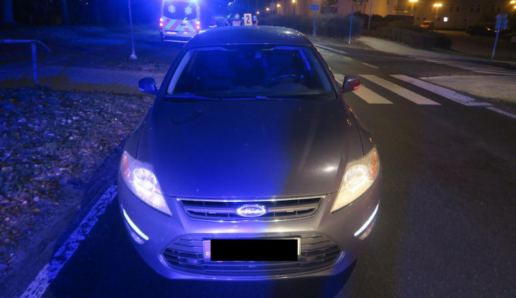 Dopravní nehoda u jablonecké přehrady. Auto srazilo chodce