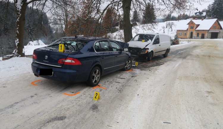 Řidiče na Jablonecku překvapila ledovka, narazil do jiného vozu. Ten dostal pokutu za letní pneumatiky