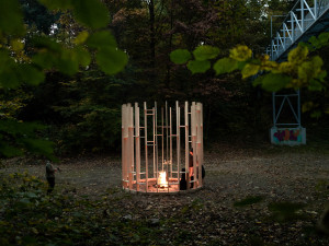 Nevšední posezení u ohně. Islandský architekt postavil se studenty TUL dřevěnou stavbu u kolejí v Harcově