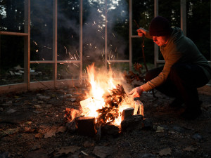 Nevšední posezení u ohně. Islandský architekt postavil se studenty TUL dřevěnou stavbu u kolejí v Harcově