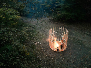 Nevšední posezení u ohně. Islandský architekt postavil se studenty TUL dřevěnou stavbu u kolejí v Harcově