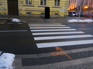 Řidička v Jablonci srazila na přechodu dvě dívky. Se zraněními musely do nemocnice