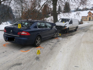 Řidiče na Jablonecku překvapila ledovka, narazil do jiného vozu. Ten dostal pokutu za letní pneumatiky