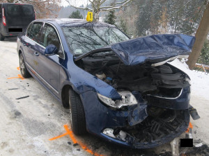 Řidiče na Jablonecku překvapila ledovka, narazil do jiného vozu. Ten dostal pokutu za letní pneumatiky