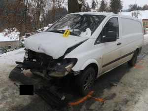 Řidiče na Jablonecku překvapila ledovka, narazil do jiného vozu. Ten dostal pokutu za letní pneumatiky