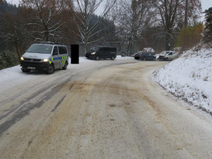 Řidiče na Jablonecku překvapila ledovka, narazil do jiného vozu. Ten dostal pokutu za letní pneumatiky