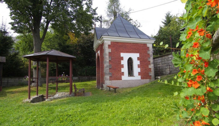 U staré kaple na Semilsku vyvěrá léčivý pramen, který uzdravil poutníky