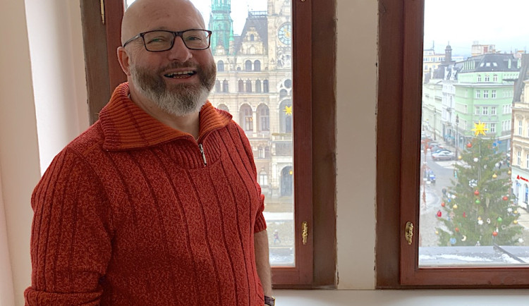 Šaty stříhá pro Helen Mirren i seriálové hity Netflixu nebo HBO. Pánský krejčí Pavel Lukáš se vrátil do Liberce