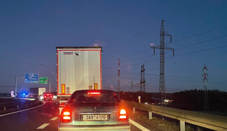 Dopravu na jihu Čech komplikují nehody. Na D4 havarovalo pět aut a kamion