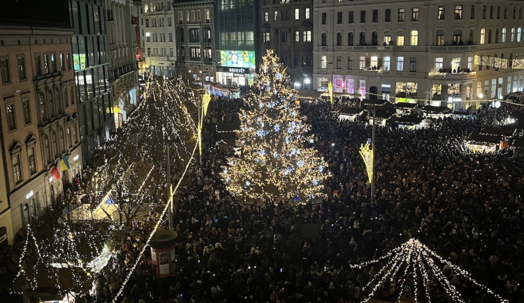 Tisíce Brňanů se mačkaly na náměstí, aby viděly rozsvícení vánočního stromu