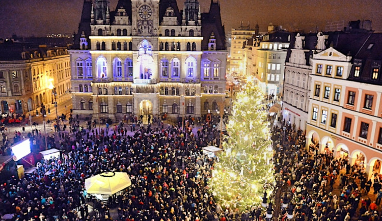 Liberec slavnostně rozsvítil vánoční strom. Na náměstí dorazily stovky lidí