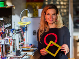 Jitka Hvězdová tvoří z odpadu vánoční ozdoby i šperky. Díky 3D tisku
