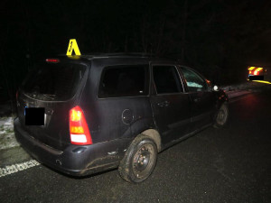 Řidička u Rádla přehlédla ostrůvek, skončila ve svodidlech