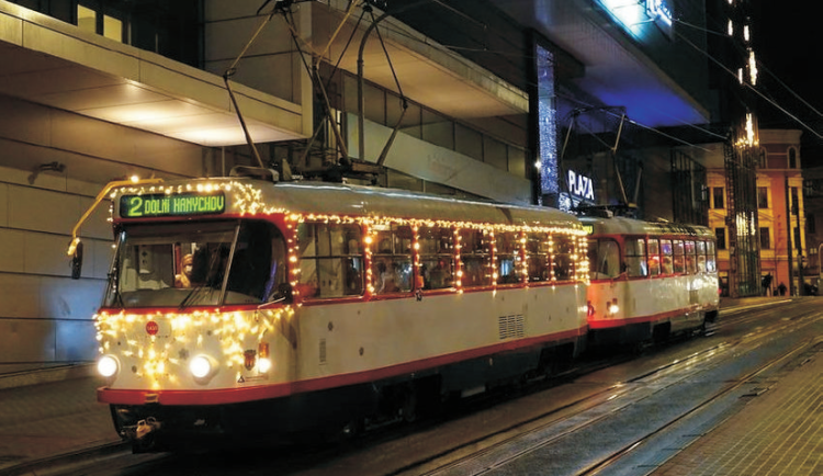 Během první adventní neděle vyjede do ulic Liberce svítící tramvaj. Rozezní se vánočními koledami