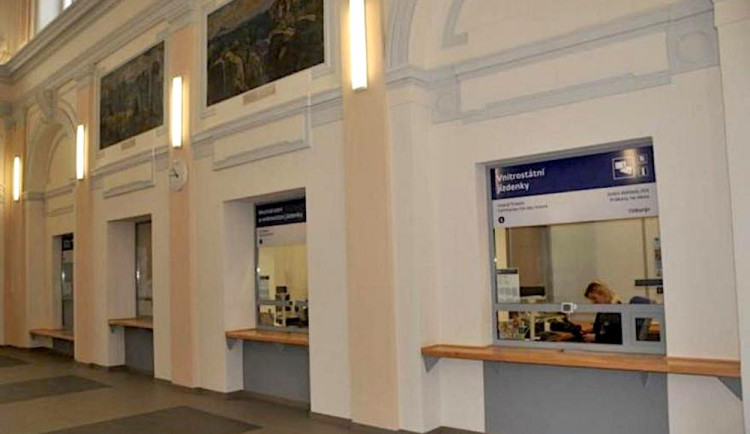 Na nádraží v Turnově zavře pokladna Českých drah. Jízdenky kupujte ve vlaku, radí kraj