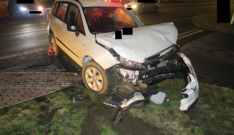 Nedal přednost a došlo ke srážce. Náraz odhodil auto na dům