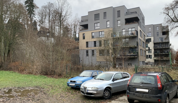 Pozemek je na místě bývalé diskotéky Huť