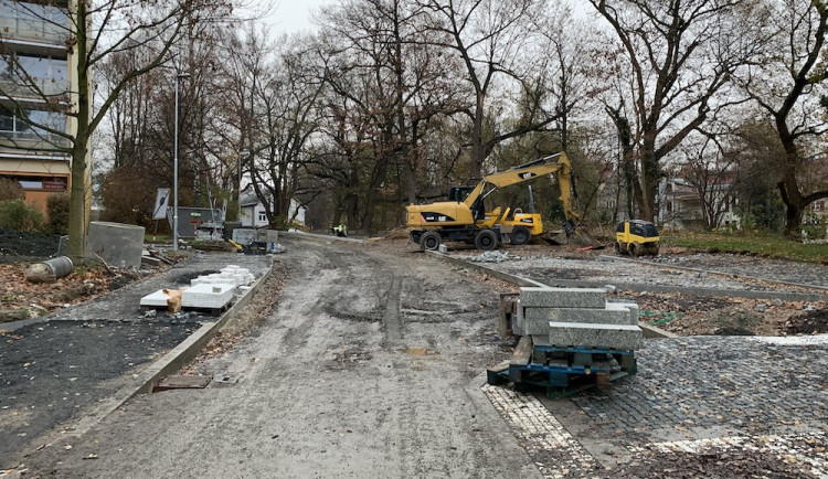 Bahno a pokračující stavba. Modernizace části ruprechtického sídliště se protáhla