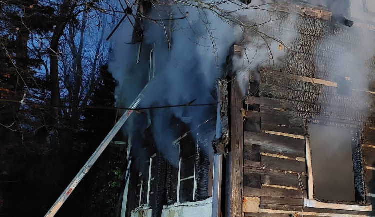 Požár v Arnultovicích. K hořící roubence zamířilo pět jednotek hasičů
