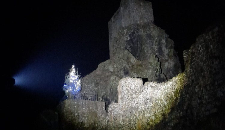 Trosky v Českém ráji jsou za tmy jiné, mezi Pannou a Babou svítí vánoční strom