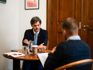 Proti omezení kampaní bych nebyl. Kandidáti by měli být více v ulicích, říká senátor Marek Hilšer