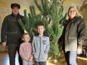 Lesníci VLS z Ralska Aleš Adamec a Martina Vrbková s dětmi z domova v Jablonném