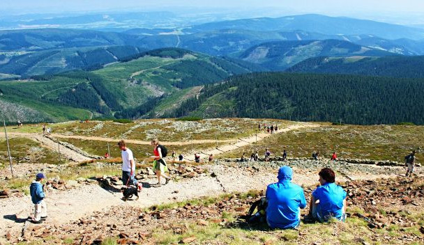 Krkonoše přilákaly na podzim davy turistů a výletníků, bylo hezky a relativně teplo