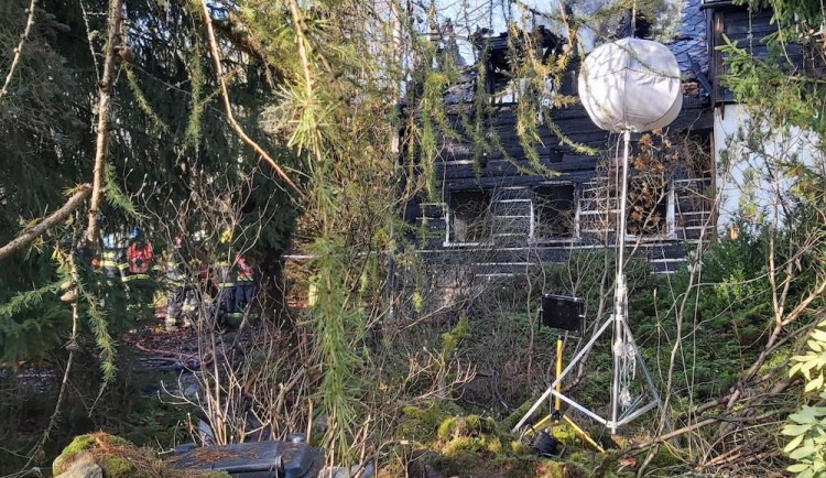 Požár roubenky má druhou oběť. V patře našli tělo zavalené sutinami