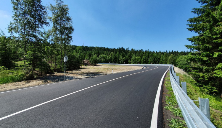 Rekonstruovaná silnice přes Ještěd se na zimu otevře. Stavba začne znovu na jaře