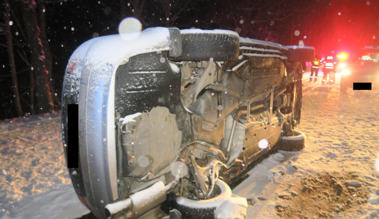 Opilec za volantem narazil na Českolipsku do plotu. Řidiče na Jablonecku zase potrápil sníh