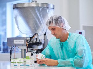 Ekzému se nemohl zbavit, tak si vyrobil vlastní kosmetickou řadu. Tím pomohl tisícovkám dalších atopiků