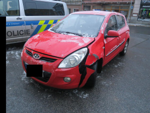 Mladý řidič narazil do dopravní značky