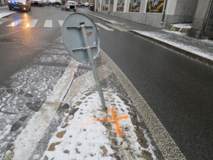 Mladý řidič narazil do dopravní značky