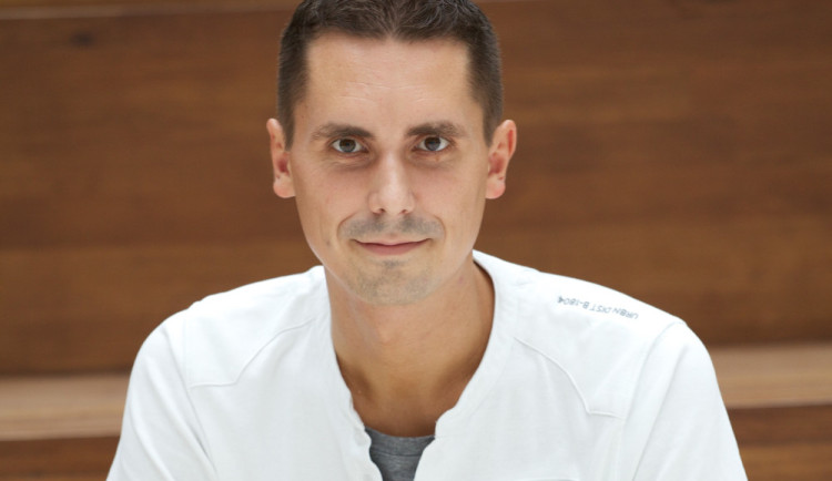 Ekzému se nemohl zbavit, tak si vyrobil vlastní kosmetickou řadu. Tím pomohl tisícovkám dalších atopiků