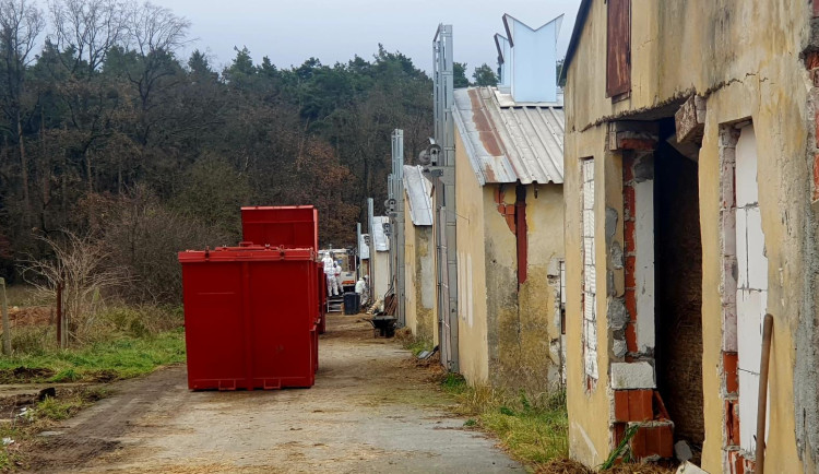 VIDEO: Hasiči ze tří okresů, dezinfekce hal a ochranné obleky. Veterináři utratili 15 tisíc kachen