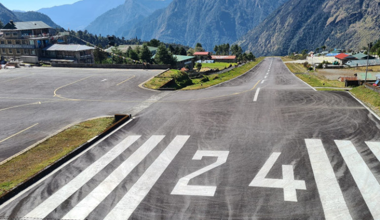 Lukla airport aneb Tenzing-Hillary Airport Lukla