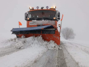 Zima dorazila. Silničáři uzavřeli pro nákladní auta silnici přes Oldřichov, sněžit má dál