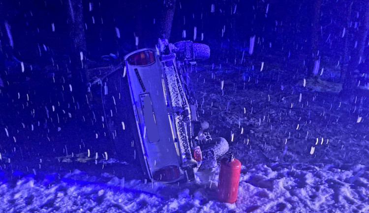 Škoda 105 se převrátila na bok. Matce ani dětem uvnitř auta se nic nestalo