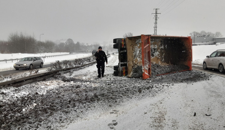 Liberecký kraj zasypal sníh. Problémy na silnicích, převrácený náklaďák zablokoval výpadovku u Makra