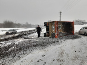 Liberecký kraj zasypal sníh. Problémy na silnicích, převrácený náklaďák zablokoval výpadovku u Makra