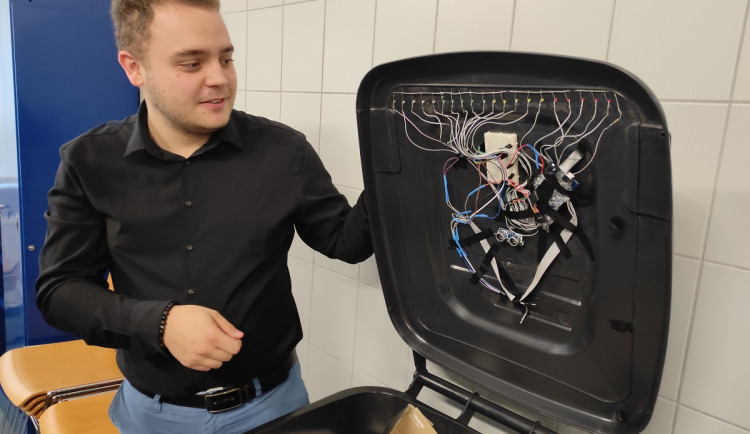 Vědci z Brna vymýšlejí popelnice, které poznají, že hoří