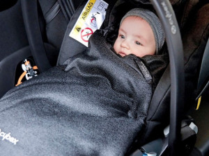 Zimní bundy do autosedačky nepatří, připomínají dopravní experti