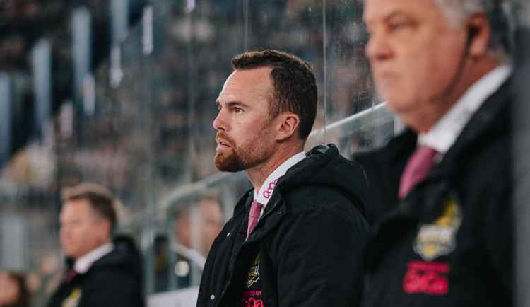 Filip Pešán na střídačce Ajoie