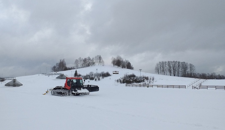 Přírodní sníh umožnil upravit stopu ve Vesci. Nevstupujte do ní, prosí město chodce
