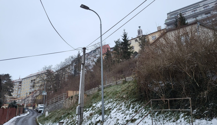 Technici našli místo havárie. Na zahradě jednoho z domů vzniklo "malé podzemní jezero"