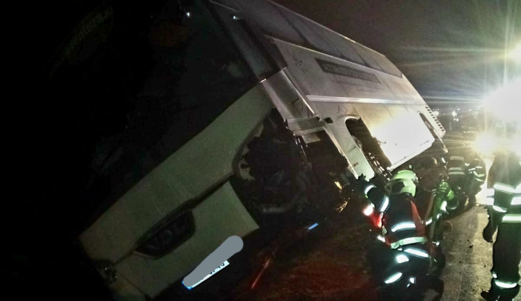 U Českých Budějovic havaroval autobus s více než 40 lyžaři