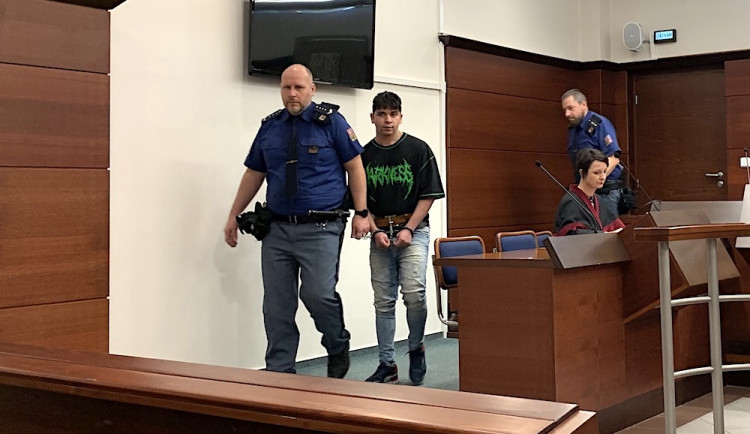 Po potyčce bodnul otce, ten po převozu do nemocnice zemřel. U soudu dostal syn trest deseti let vězení